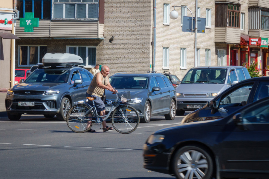 02.09.2025. Ленинский район. По новой редакции ПДД велосипедисты и самокатчики должны спешиваться на пешеходных переходах.