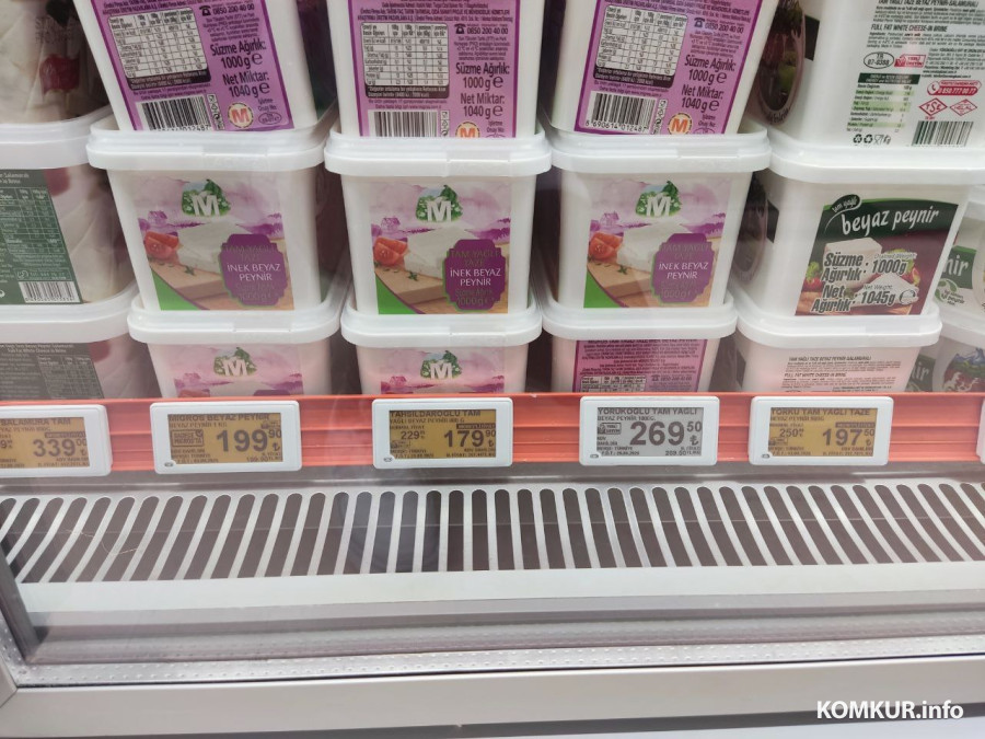 Октябрь 2025 г. Махмутлар, Турция. Такие рассольные сыры купили в подарок родным