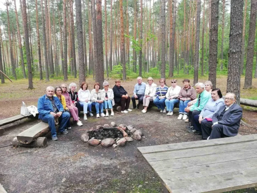 Светлана Бурлакова с участниками клуба «Настаўнік» на мемориальном комплексе партизанской славы «Усакино» в Кличеве.
