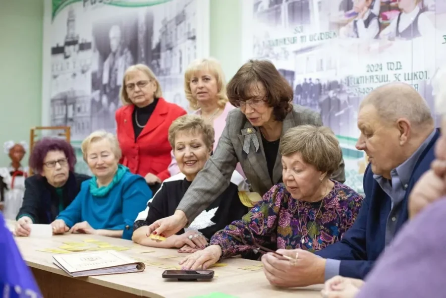 Светлана Алексеевна Бурлакова (на фото она третья справа) с участниками клуба «Настаўнік» в музейной комнате 30-й школы. Фото из личного архива