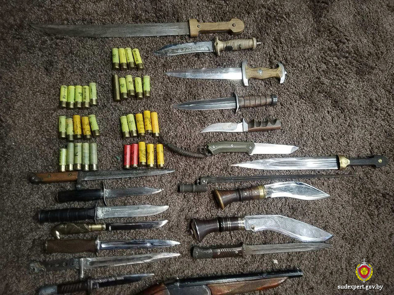 У жителя Могилевского района изъяли самодельное оружие по типу кинжала офицера SS, обрез, ножи США, Германии, СССР 