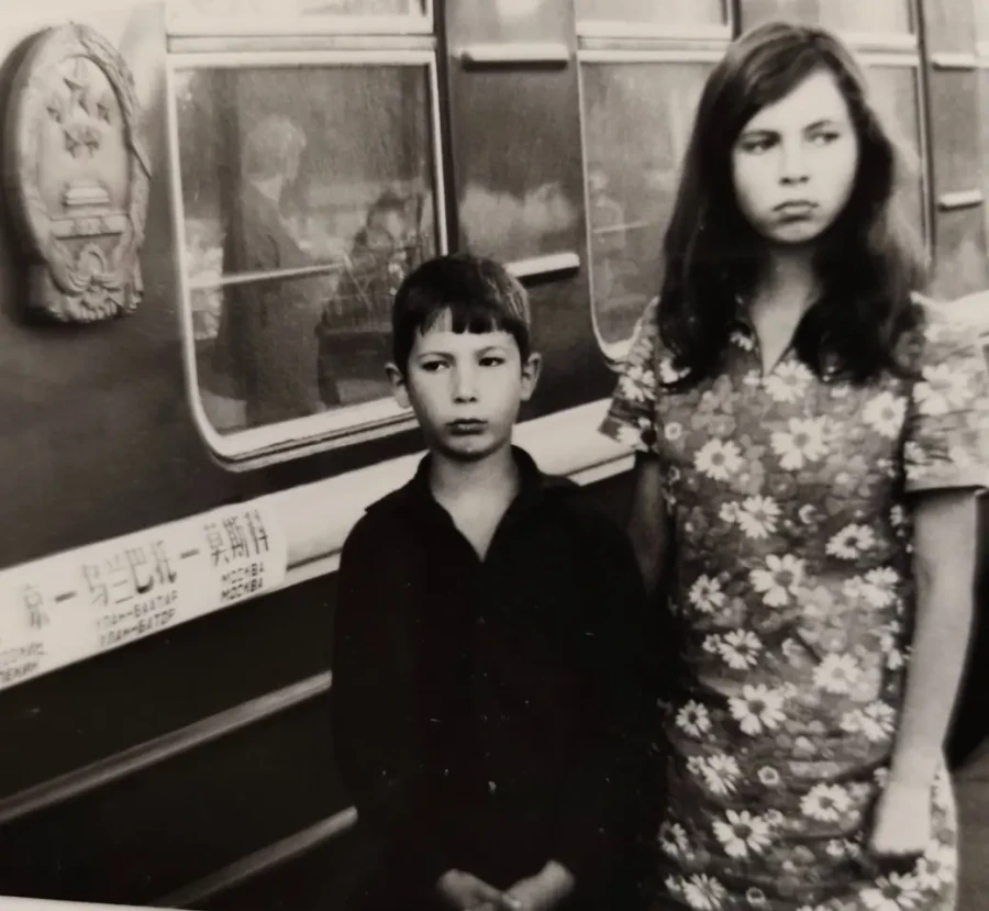 Коля Логинов с родной сестрой Галиной. Одно из их первых путешествий на Байкал. 1974 год. 