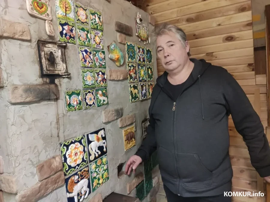Печь-камин на даче, ее Николай сделал сам. На печи – изразцы из России, он их коллекционирует. Фото автора