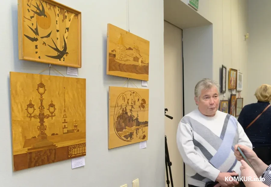 Николай Логинов на выставке творческих работ людей с инвалидностью «Мастерство без границ»: искусство, объединяющее мир». 20 ноября, в Выставочном зале Бобруйского художественного музея. Фото: Александр ЧУГУЕВ.