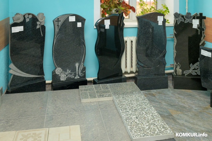 6.11.2025. Бобруйск. Улица Урицкого, 94. Памятники «НеонГранит»