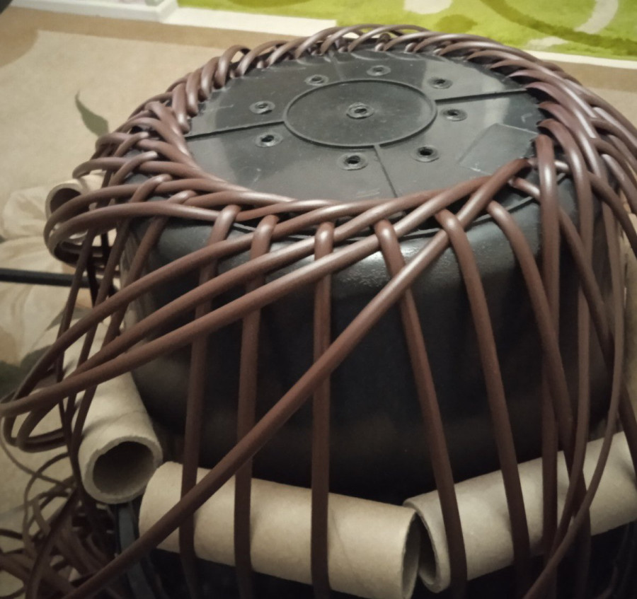 Бобруйск. Мария Владимировна Березовская плетет кашпо из искусственного ротанга.