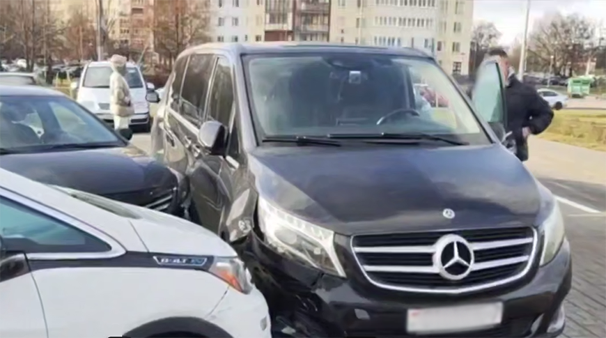 Минчанка перепутала педали и повредила шесть автомобилей