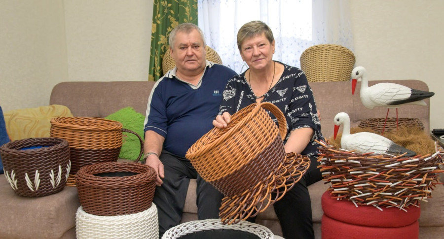 «С весны заработала около 1 500 рублей». Как бобруйчанка на пенсии подрабатывает на кашпо из ротанга