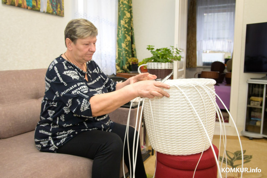 17.11.2025. Бобруйск. Мария Владимировна Березовская плетет кашпо из искусственного ротанга. Фото: Александр ЧУГУЕВ