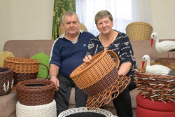 «С весны заработала около 1 500 рублей». Как бобруйчанка на пенсии подрабатывает на кашпо из ротанга