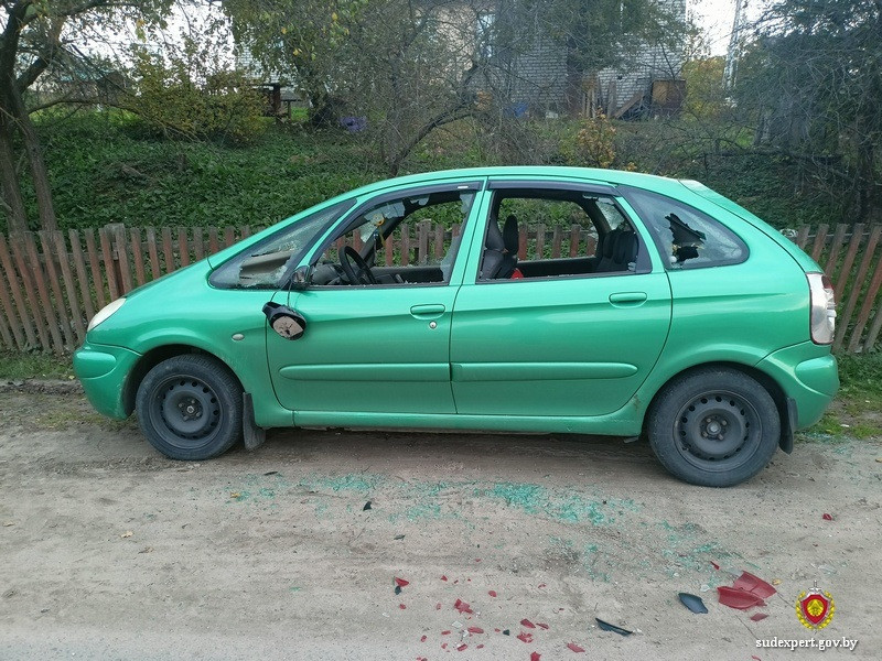 Из ревности набросился с молотком на автомобиль «соперника» и попал не только на деньги, но и на уголовное дело