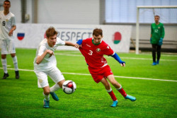 Бобруйчанин Евгений Сысой получил золотую медаль из рук известного российского футболиста Андрея Аршавина