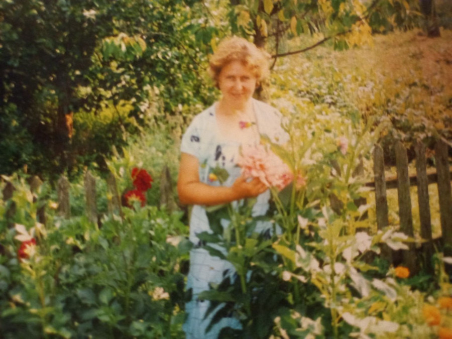 Ирина Георгиевна на даче. 2015 год.