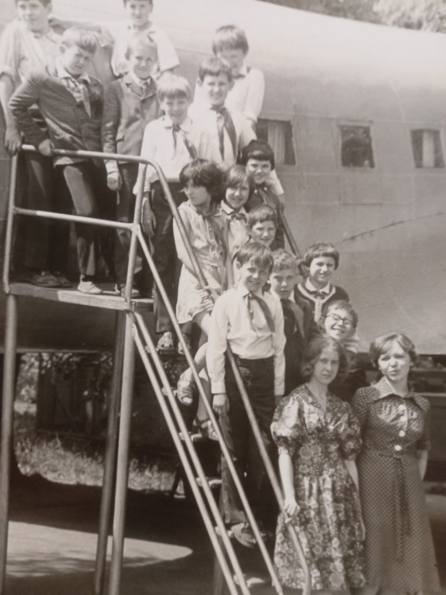 1977 год. Ирине Пигулевской 27 лет, она с воспитанниками из 4-го класса вспомогательной школы Бобруйска.