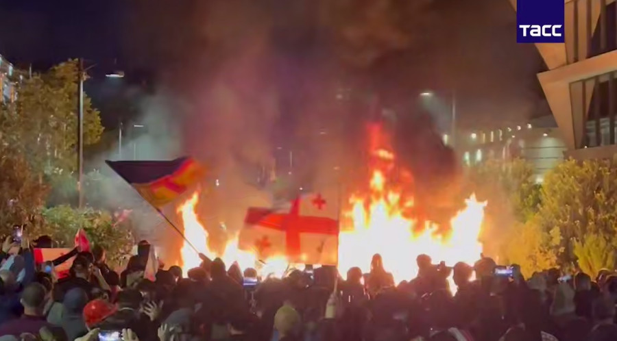 Протестующие в Тбилиси прорвались в президентский дворец. Спецназ применил слезоточивый газ 