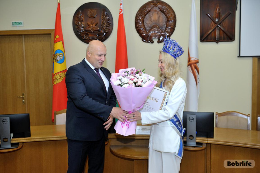 Глава Бобруйска поздравил победительницу конкурса «Краса Беларуси-2025» Ольгу Горячеву. Фотофакт