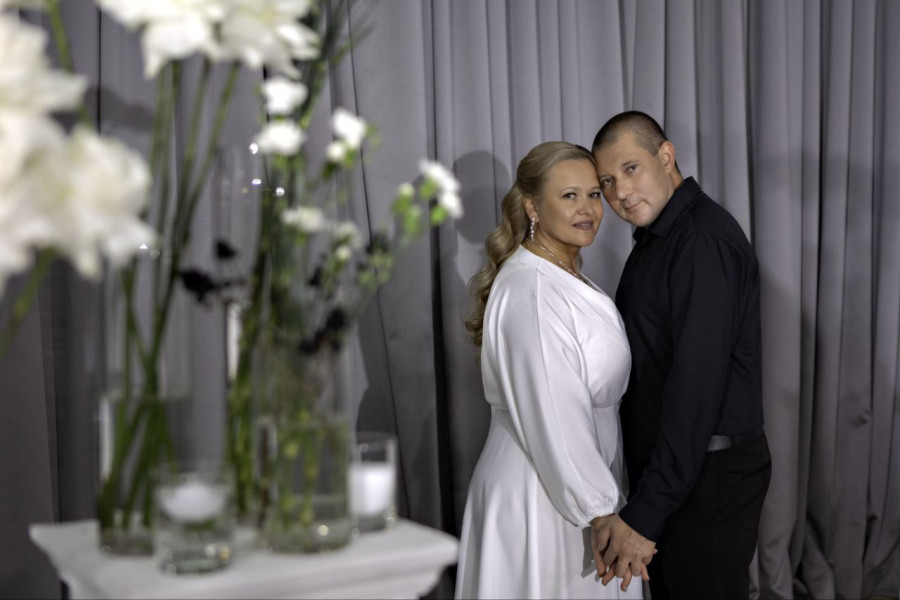 «Все ее одноклассники стали кругом и кричали: «Целуй, целуй, целуй!» Серебряная свадьба недели в Могилеве