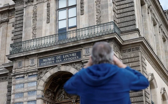 Парижский Лувр возобновил работу после дерзкого ограбления