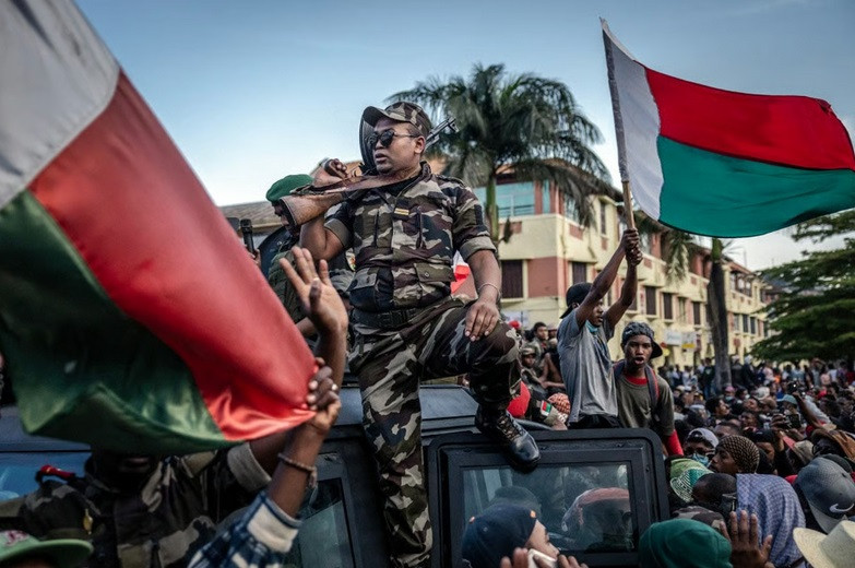 Власти Мадагаскара заявили о попытке госпереворота. Военные присоединились к протестам