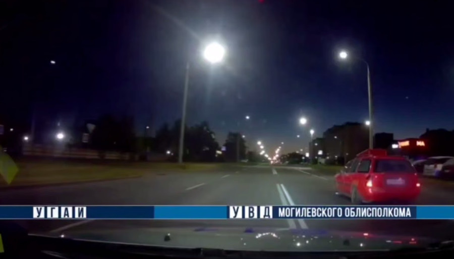 Пьяный подросток решил покататься и угнал автомобиль в Бобруйске (видео)