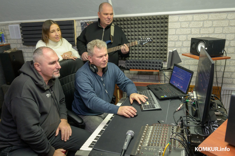 28.10.2025. Бобруйск. Алексей Беспрозванный (слева) вместе с коллегами – звукорежиссером Александром Шароваровым, солисткой Людмилой Белой и автором-исполнителем Владимиром Толоком (с гитарой) сводят в студии новую песню.
