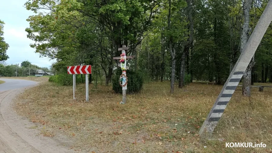 Сентябрь 2025 г. В центре деревни - сквер на месте когда-то стоявшей здесь церкви.