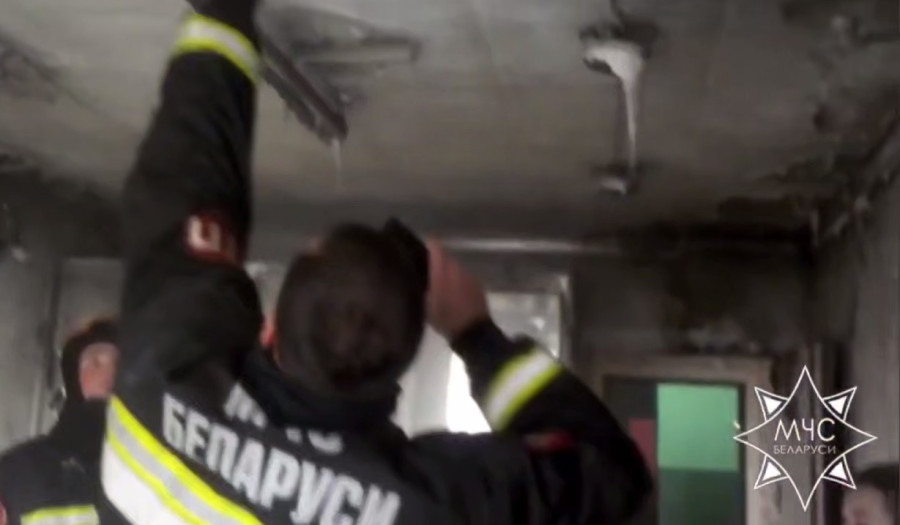 5 октября 2025 года. Возгорание на 7-м этаже общежития на ул. Ульяновской в Бобруйске. Кадр видео МЧС.