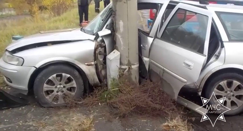 На перекрестке Крылова и Карла Маркса в Бобруйске Opel врезался в столб: водителя пришлось деблокировать (видео)