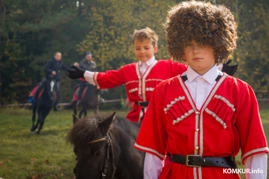 11.10.2025. Поселок Глуша. Региональный фестиваль народного творчества и ремесел «Глушанскi хутарок». Выступает конно-трюковой театр «Есаул» (Рук. Руслан Алиев).