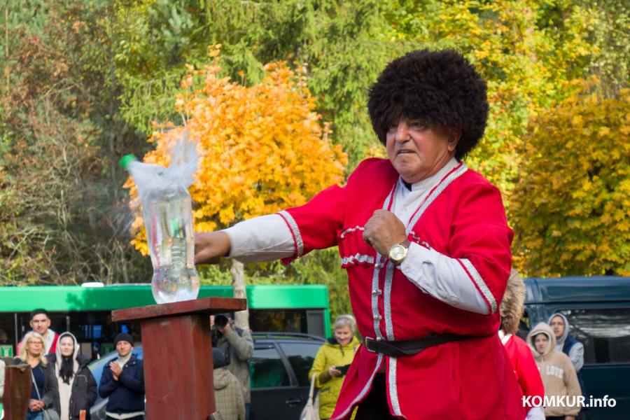 11.10.2025. Поселок Глуша. Региональный фестиваль народного творчества и ремесел «Глушанскi хутарок». Выступает конно-трюковой театр «Есаул» (Рук. Руслан Алиев).