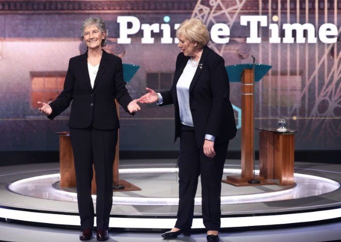 Кэтрин Коннолли и ее основной конкурент Хизер Хамфрис во время предвыборных дебатов. Кадр видео.