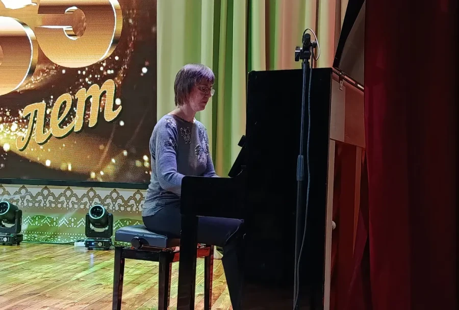 24.10.2025 г. На мероприятии в честь 65-летия Глусской детской школы искусств. играет доцент Ольга Соломко.