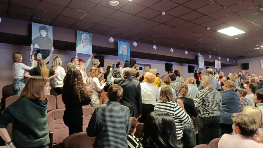 24.10.2025 г. В зрительном зале -- портреты ушедших педагогов школы.