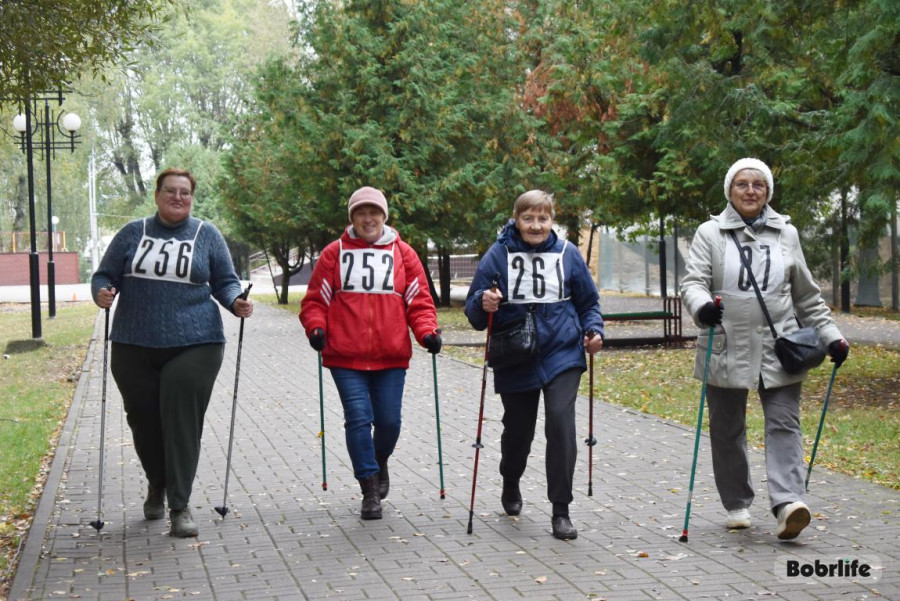 Бобруйск, 30 сентября 2025 года. IV республиканский марафон по скандинавской ходьбе «Шаг к долголетию» для людей старшего поколения, приуроченный ко Дню пожилых людей. Фото: Валентина Милохина