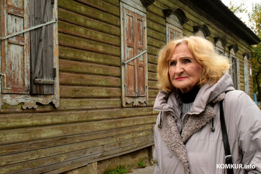 Нина Михайловна Королева, вдова Абрама Рабкина, у его дома и последней мастерской на Дзержинского 84.