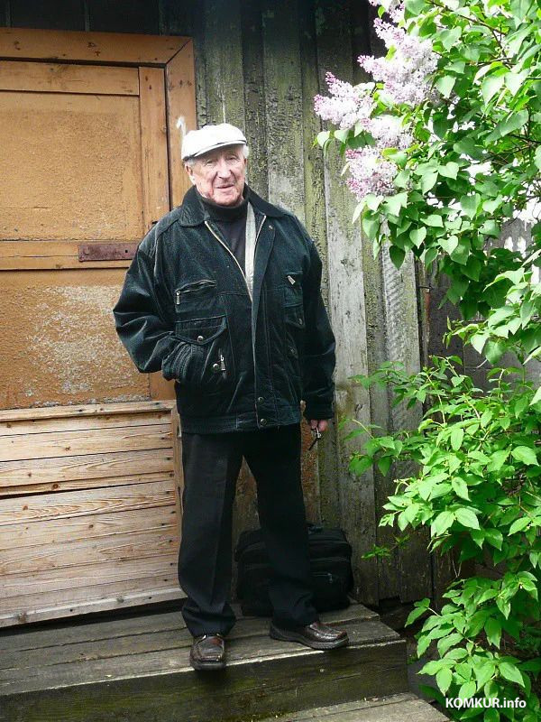 Абрам Рабкин на крыльце родного дома и мастерской. Фото из архива редакции.