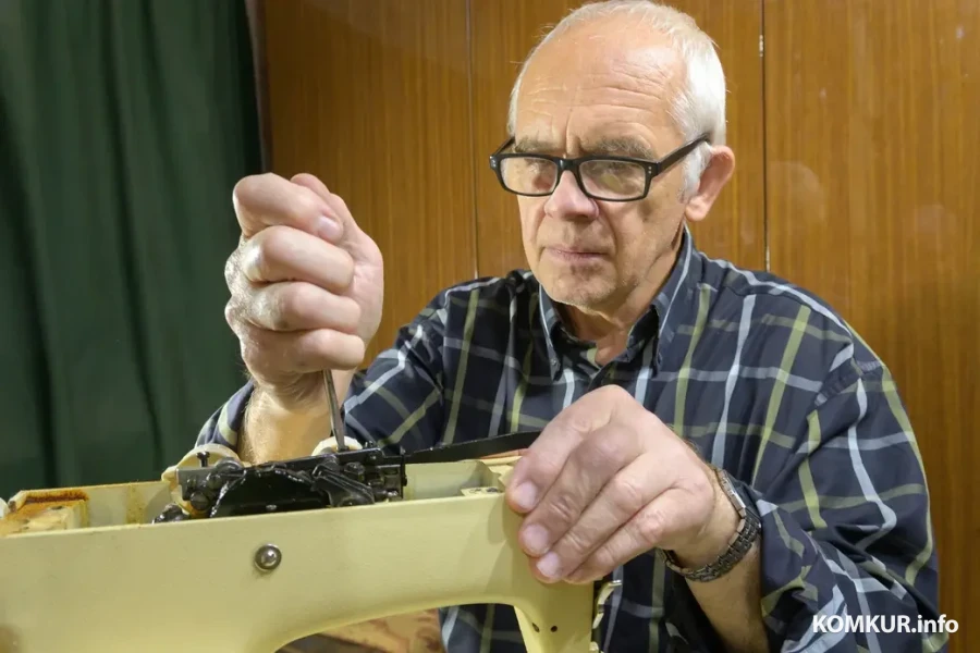 21.10.2025. Бобруйск. Мастер по ремонту швейных машин Александр Шендеров.