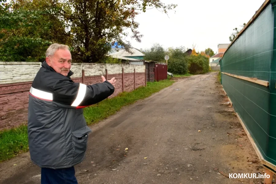 16.10.2025, Бобруйск, площадь Победы. Прораб Игорь Симонов: тут будет нормальная дорога.