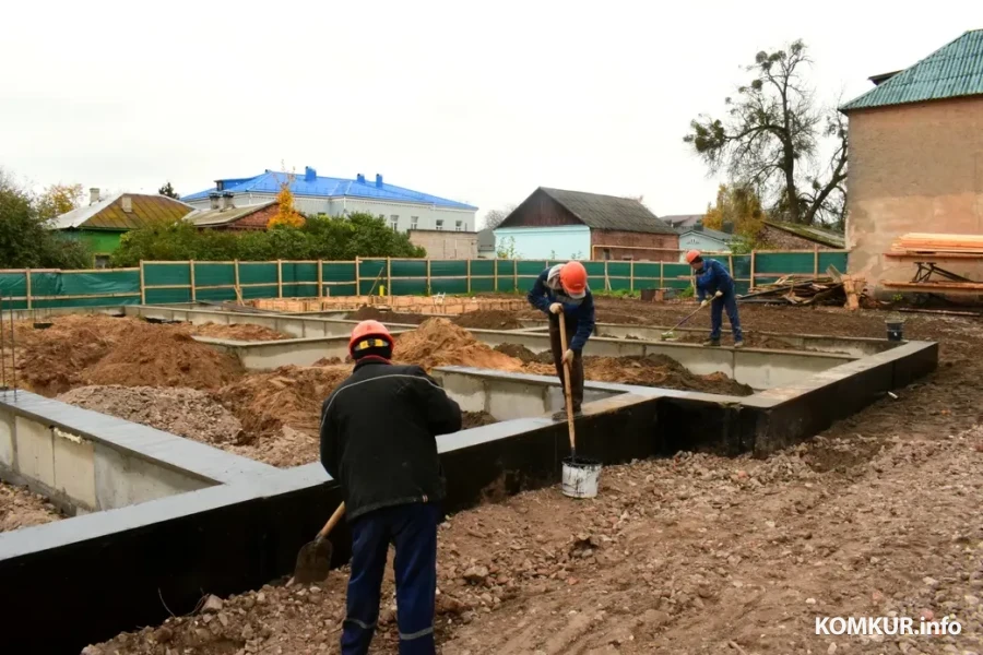 16.10.2025, Бобруйск, площадь Победы. Работы на месте будущего магазина.