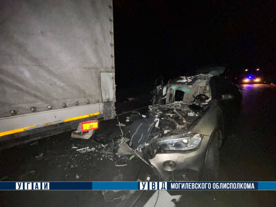 В Бобруйском районе водитель BMW влетел в фуру. Погиб пассажир иномарки