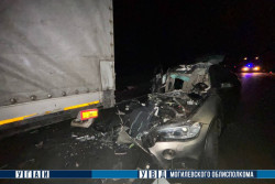 В Бобруйском районе водитель BMW влетел в фуру. Погиб пассажир иномарки