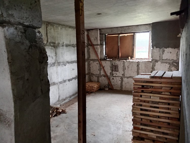 Бобруйск, 2025. Самый дорогой из недостроенных коттеджей в 5-м микрорайоне.. Фото: gostorg.by