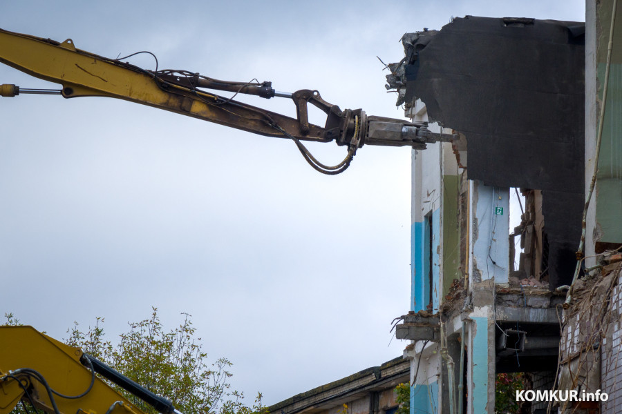 30.09.2025. Бобруйск, Октябрьская, 110. Демонтаж здания бывшей АТС-2.