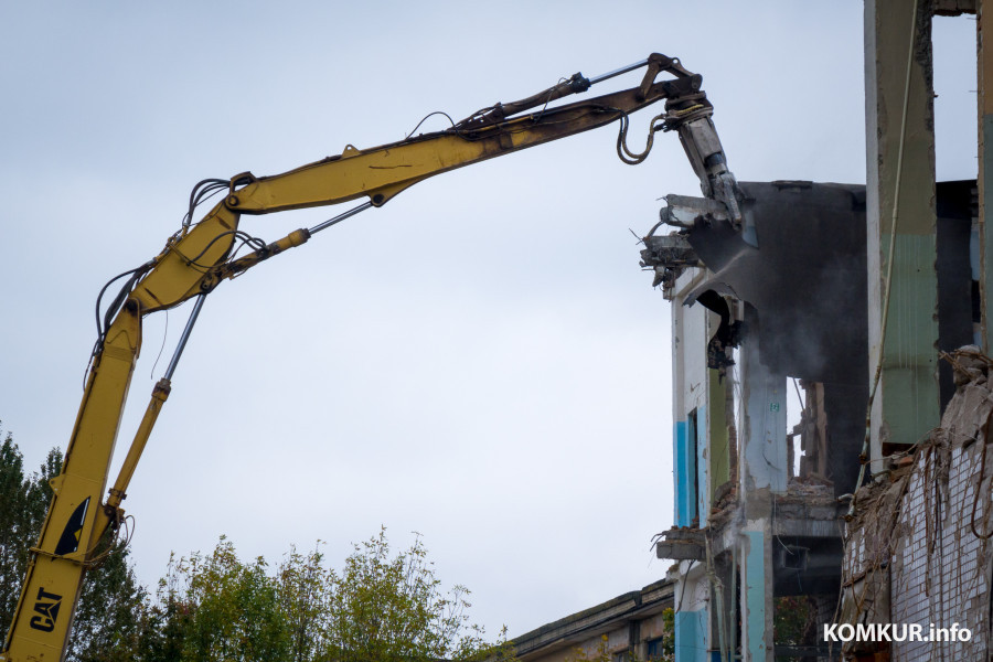 30.09.2025. Бобруйск, Октябрьская, 110. Демонтаж здания бывшей АТС-2.
