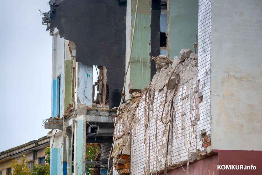 30.09.2025. Бобруйск, Октябрьская, 110. Демонтаж здания бывшей АТС-2.