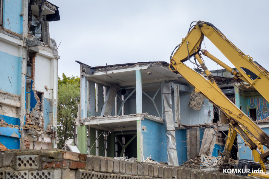 30.09.2025. Бобруйск, Октябрьская, 110. Демонтаж здания бывшей АТС-2.