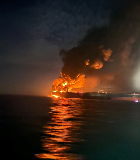 В Черном море загорелись два танкера, находящихся под антироссийскими санкциями