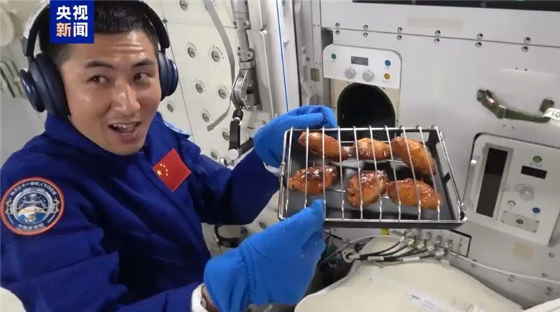 На борту китайской космической станции впервые запекли в духовке куриные крылышки и стейки. Фото