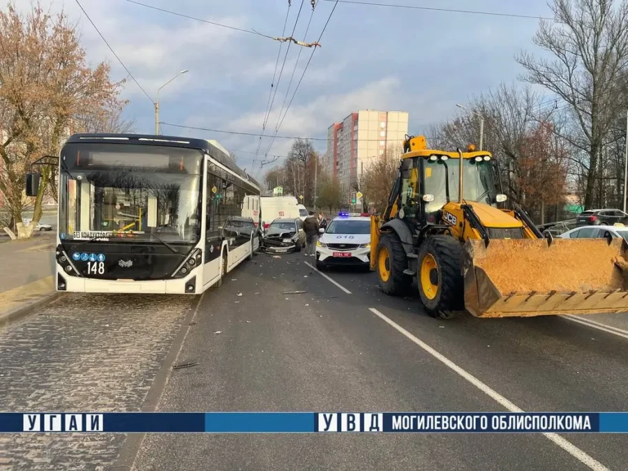 В Могилеве столкнулись легковой автомобиль, трактор и троллейбус 