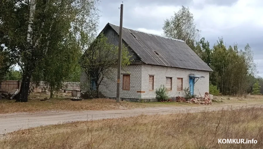 Сентябрь 2025 г. Деревня Зеленковичи Глусский район. Здание бывшего сельского клуба.